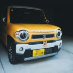 車にしめ飾りを付ける