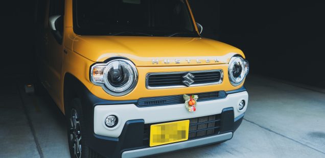 車にしめ飾りを付ける